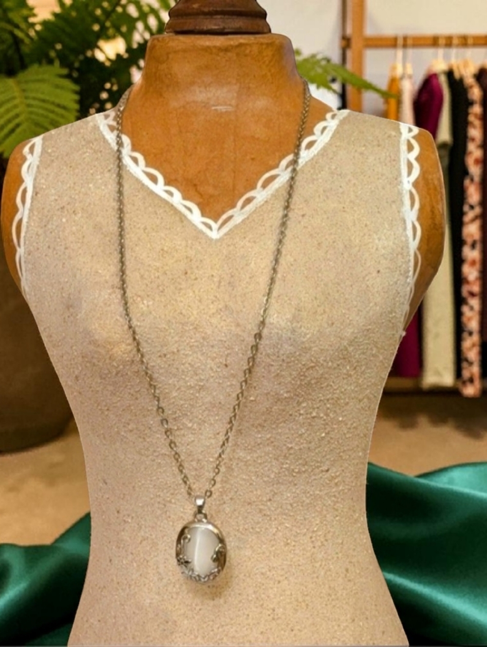 Powerful Cat's Eye Pendant On 18" Silver-tone Necklace - Picture 4 of 7